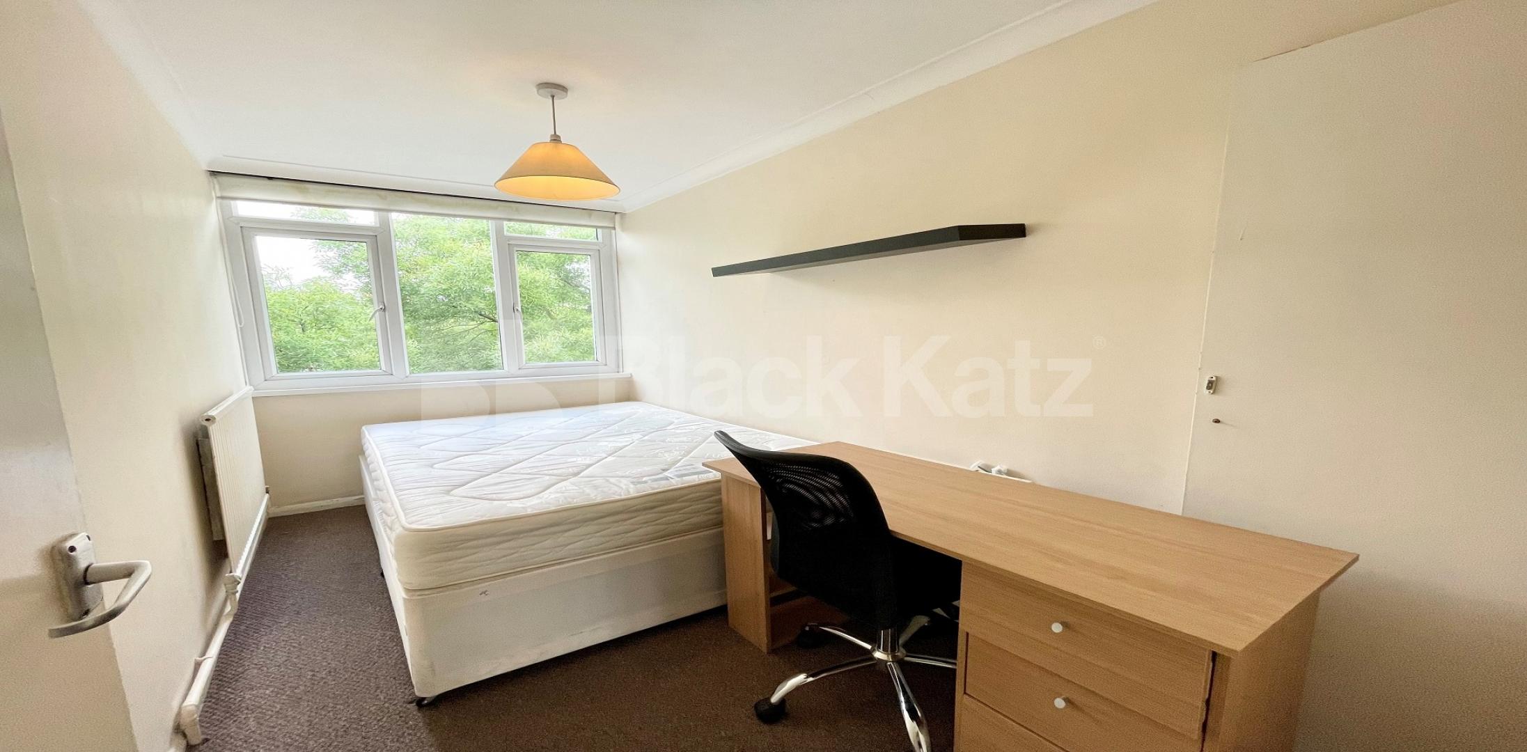 			UNDER OFFER , 3 Bedroom, 1 bath, 1 reception Apartment			 Carey Gardens, Vauxhall/Battersea